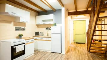 Geladeira, fogão, cooktop, cafeteira/chaleira