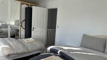 4 bedrooms, iron/ironing board, WiFi, bed sheets