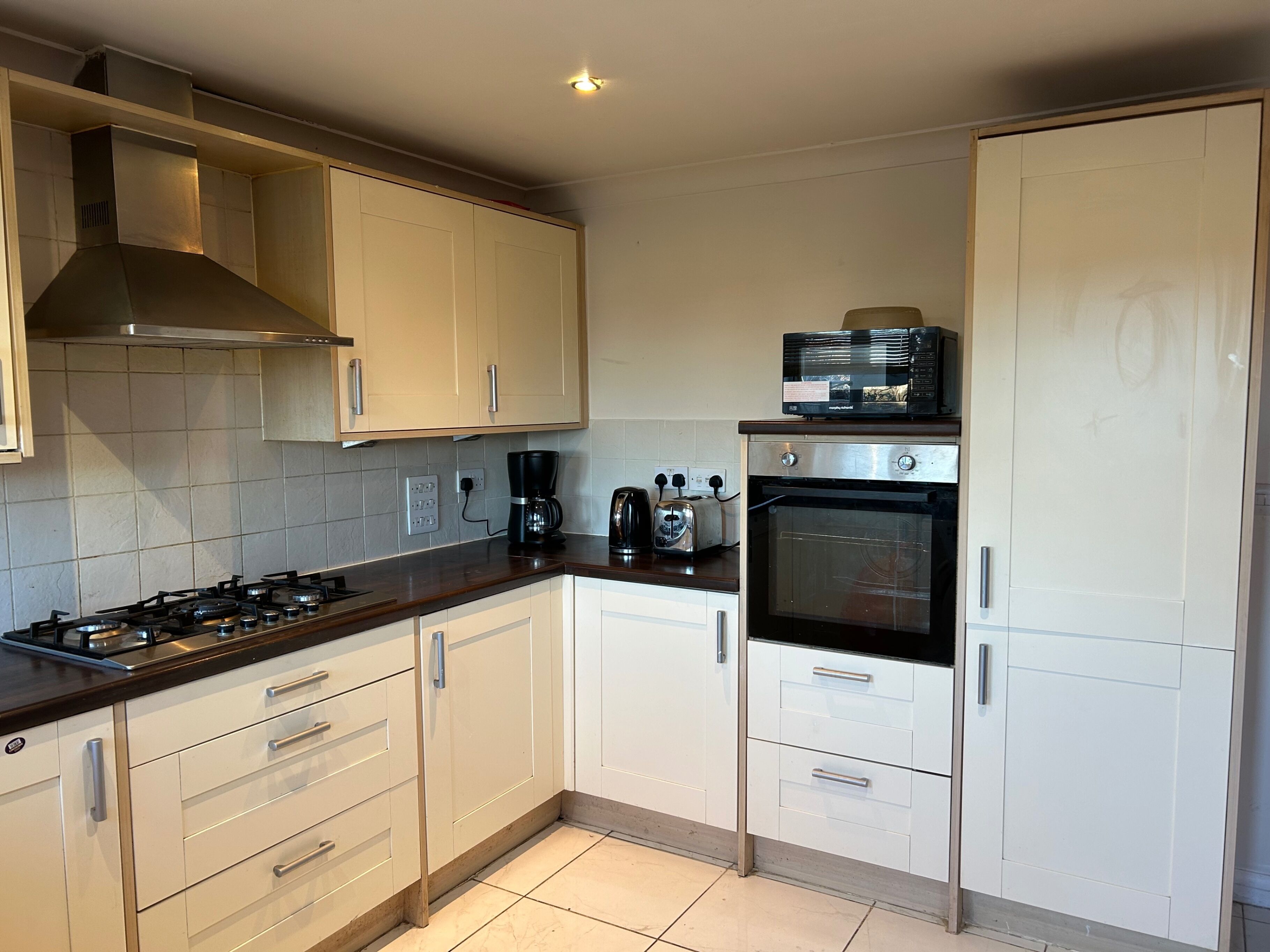 Coffee/tea maker, fridge, microwave, oven