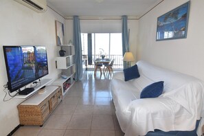 Living area - Holiday rental in Roses, Costa Brava: Apartment with harbor views, sleeps up to 4 guests (Roses)