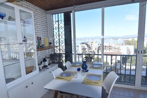 Dining - Holiday rental in Roses, Costa Brava: Apartment with harbor views, sleeps up to 4 guests (Roses)