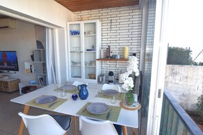 Outdoor dining - Holiday rental in Roses, Costa Brava: Apartment with harbor views, sleeps up to 4 guests (Roses)