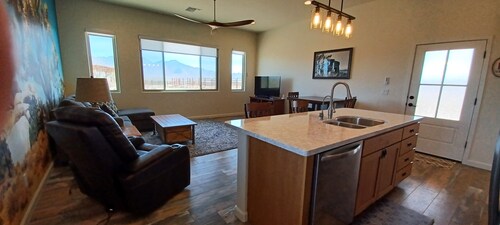 Lovely 2-bedroom cottage with AC in Green Valley