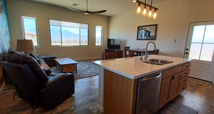 Lovely 2-bedroom cottage with AC in Green Valley