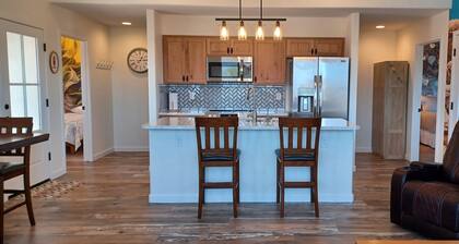 Lovely 2-bedroom cottage with AC in Green Valley