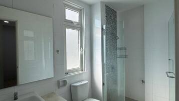 Dusche, Haartrockner, Handtücher, Seife