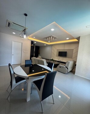 Dining - Kuching Riverine Elegant Suite (Kuching)