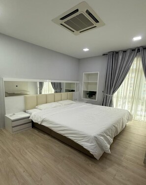 Travel cot, WiFi, bed sheets, wheelchair access - Kuching Riverine Elegant Suite (Kuching)