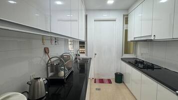 Kühlschrank, Herdplatte, Wasserkocher, Kochgeschirr/Geschirr/Besteck