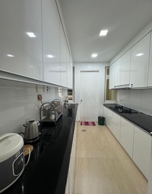 Kühlschrank, Herdplatte, Wasserkocher, Kochgeschirr/Geschirr/Besteck