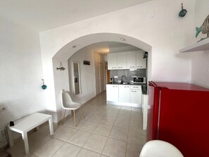 Kühlschrank, Mikrowelle, Wasserkocher mit Kaffee-/Teezubehör, Toaster