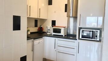 Wasserkocher mit Kaffee-/Teezubehör, Kühlschrank, Mikrowelle