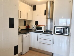 Fridge, microwave, dishwasher, coffee/tea maker - ROMINA. Spacious  Apartment in Roses – Quiet Area (Roses)