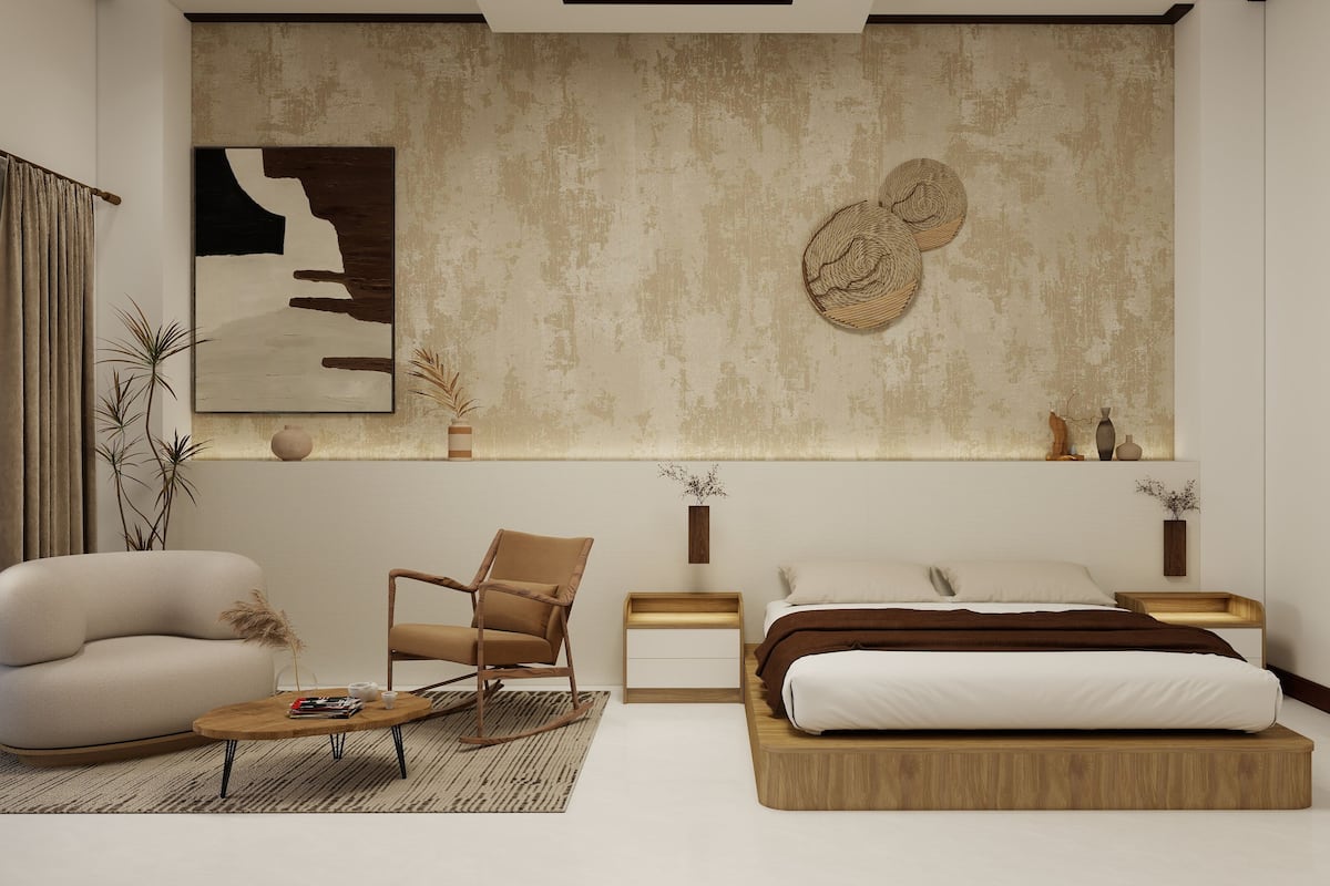 Een moderne slaapkamer met een bank, een stoel, een bed, een bijzettafeltje en een muur met abstracte kunst.