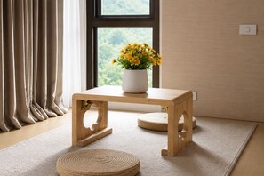 Habitación de estilo japonés, patio | Zona de estar | Televisor de 122 cm con canales digitales