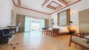 Rom – deluxe, balkong, fjellutsikt | Individuelt dekorert, blendingsgardiner, wi-fi (inkludert) og sengetøy