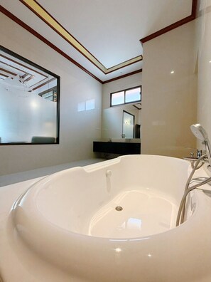 Deluxe-Zimmer, Balkon, Bergblick | Badezimmer | Badewanne und Dusche (separat), kostenlose Toilettenartikel