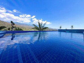 Kolam renang indoor dan kolam renang outdoor