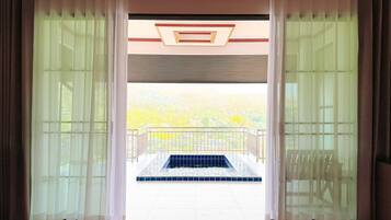 Deluxe Room, Balcony, Mountain View | Interior