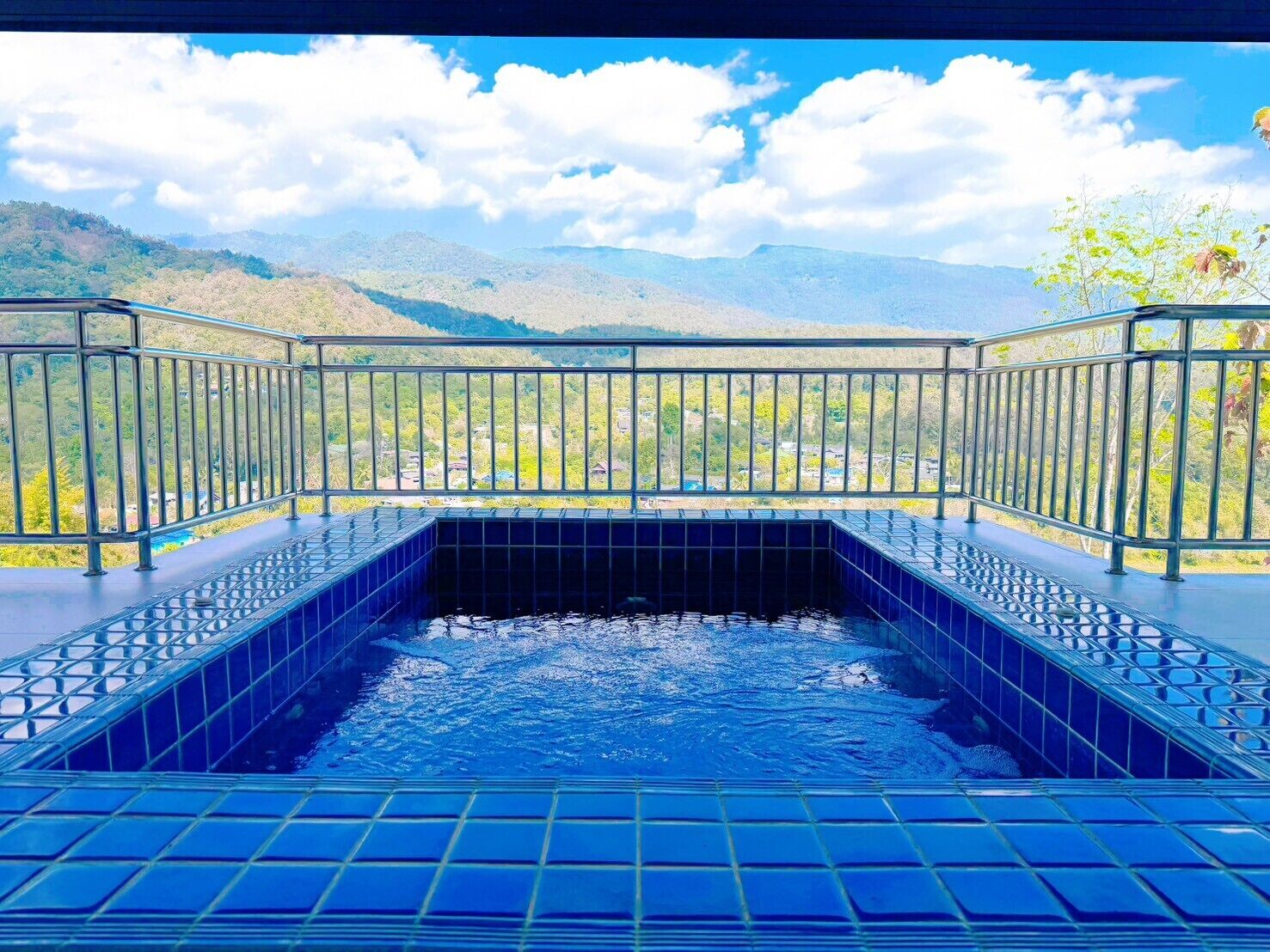 Quarto luxo, sacada, vista para a montanha | Hidromassagem externa