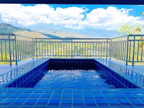 Kamar Deluks, balkon, pemandangan gunung | Bathtub spa outdoor