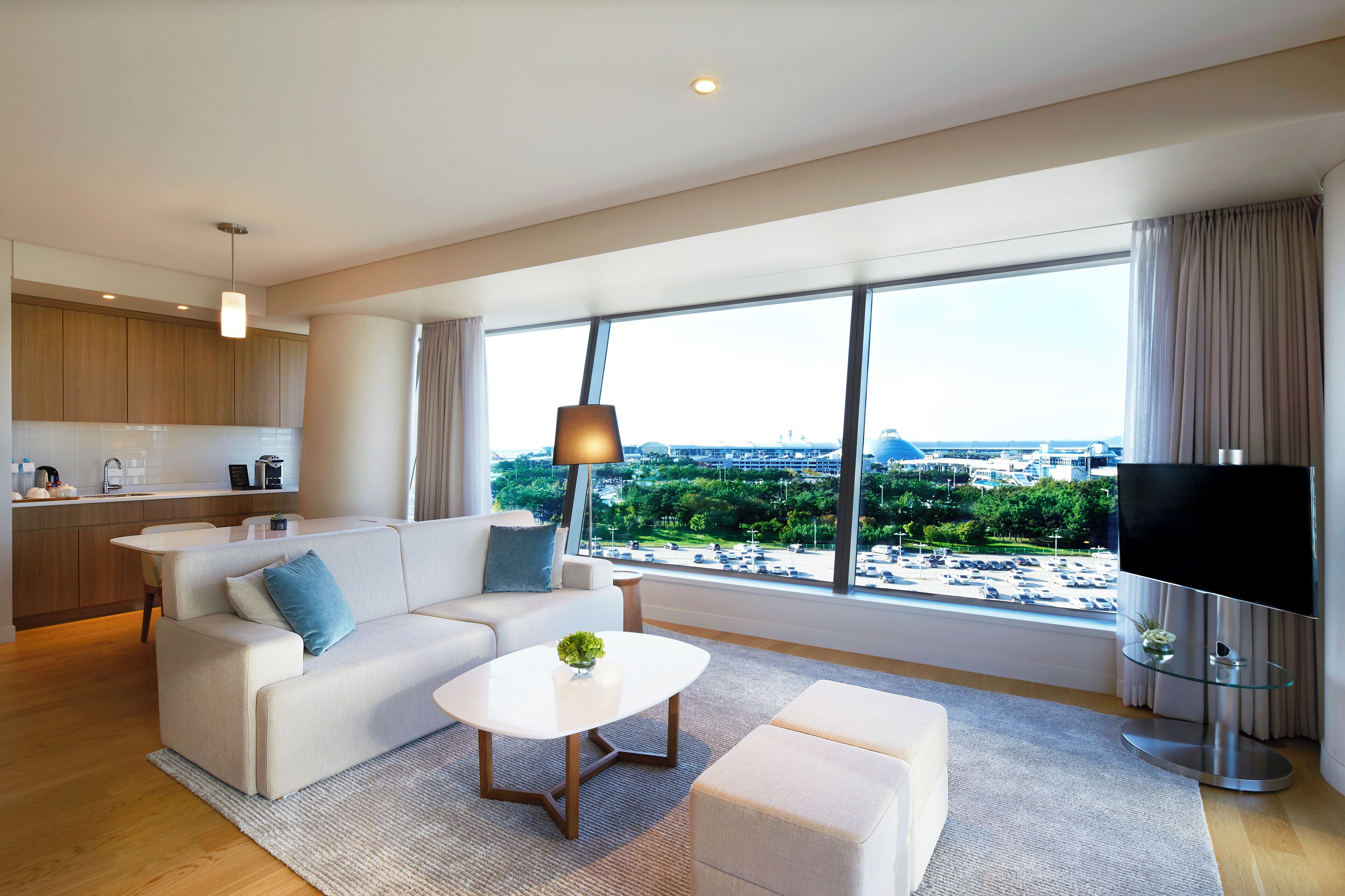 Deluxe Suite, 1 King Bed | Living area