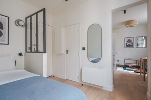 Tabla de planchar con plancha, wifi y ropa de cama 