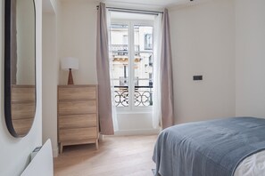 Iron/ironing board, WiFi, bed sheets - Blueground | Épinettes, wifi, nr Parc Monceau (Paris)