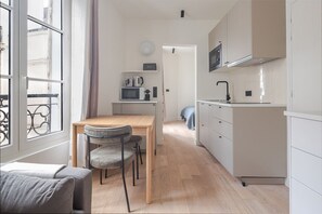 Fridge, microwave, stovetop, cookware/dishes/utensils - Blueground | Épinettes, wifi, nr Parc Monceau (Paris)