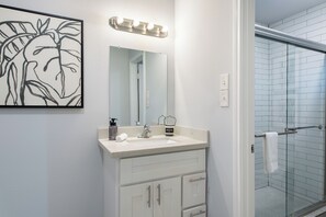 Shower, eco-friendly toiletries, hair dryer, towels - Montrose Clever Studio 17 ! Montrose! Medical Center! (Houston)