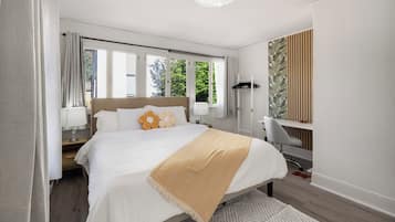 3 soverom, skrivebord, strykejern/-brett og reiseseng for barn