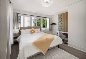 3 間睡房、書桌、熨斗/熨衫板、可攜式嬰兒床