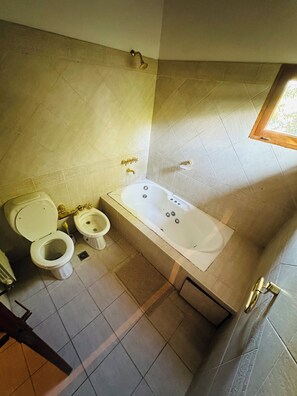 A bathroom with a bathtub, toilet, and bidet. - Quinta los caracoles de chacras (quiet and comfortable) (Luján de Cuyo)