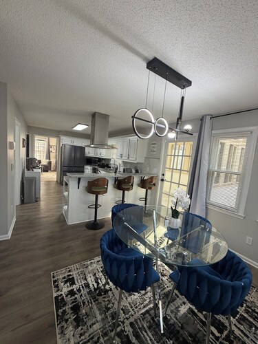 Luxury 4BR Retreat • PS5 • Massage Chair • Renovated