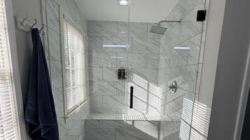 Dusche, Haartrockner, Handtücher, Toilettenpapier