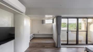 Deluxe Double Room, Balcony, City View | Interior