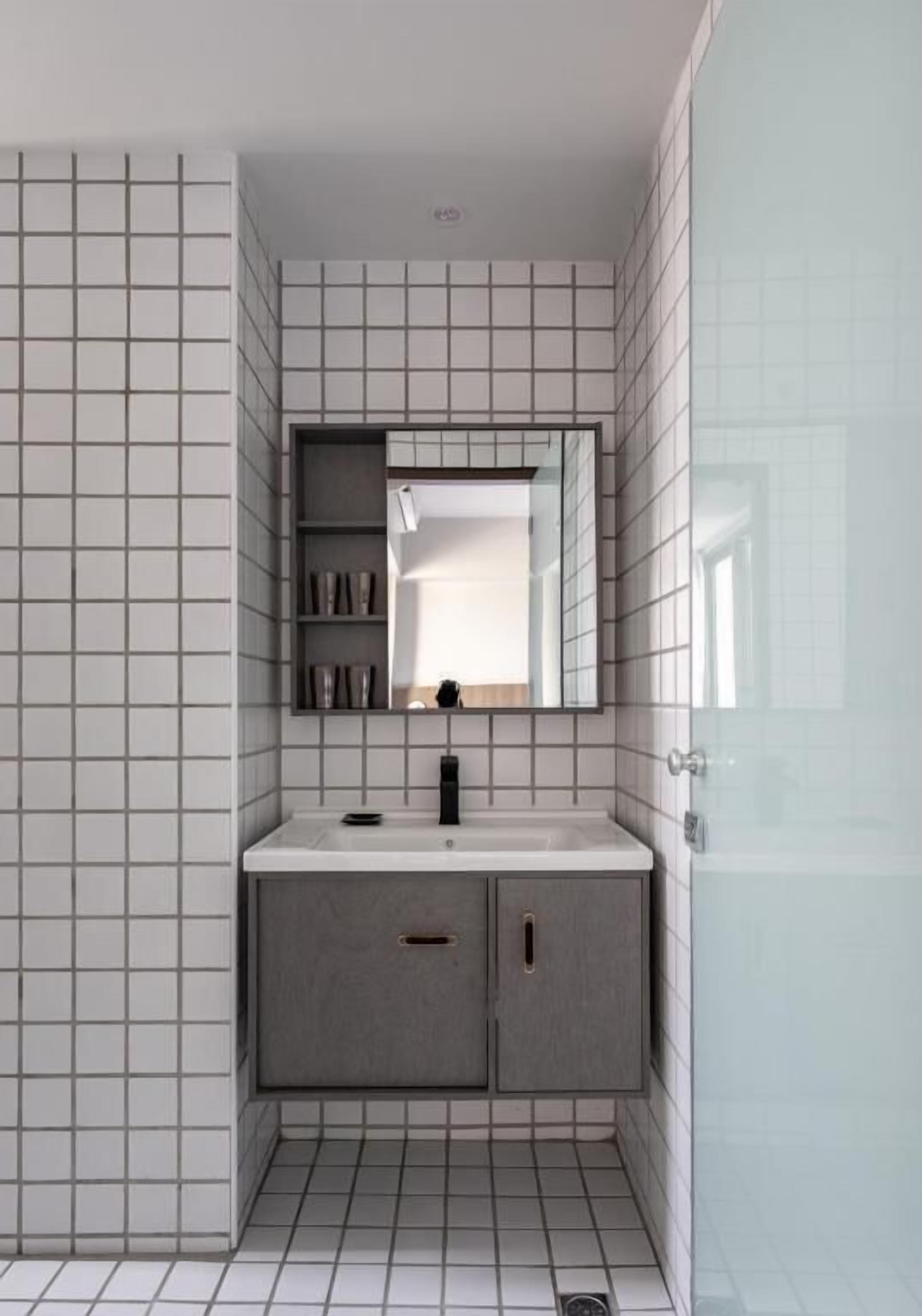 Klassieke tweepersoonskamer, balkon | Badkamer | Een haardroger, pantoffels, handdoeken, zeep