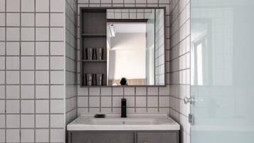 Klassieke tweepersoonskamer, balkon | Badkamer | Een haardroger, pantoffels, handdoeken, zeep