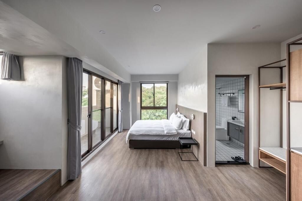 Desk, blackout drapes, free WiFi, wheelchair access