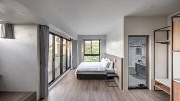 Desk, blackout drapes, free WiFi, wheelchair access