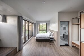 Desk, blackout drapes, free WiFi, wheelchair access