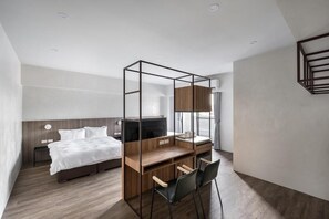 Deluxe Quadruple Room, Balcony, City View | Desk, blackout drapes, free WiFi, wheelchair access - H suite inn (Changhua)