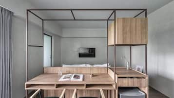 Classic Double Room, Balcony, City View | Interior