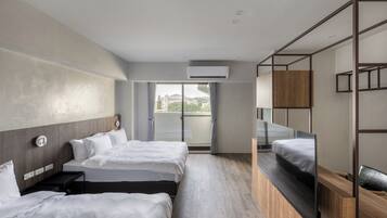 Deluxe vierpersoonskamer, balkon, uitzicht op stad | Een bureau, verduisterende gordijnen, gratis wifi, rolstoeltoegankelijk