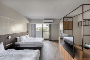 Deluxe vierpersoonskamer, balkon, uitzicht op stad | Een bureau, verduisterende gordijnen, gratis wifi, rolstoeltoegankelijk