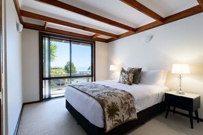 Iron/ironing board, WiFi, bed sheets - The House of Silence (Binalong Bay)