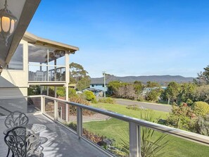 Outdoor dining - The House of Silence (Binalong Bay)