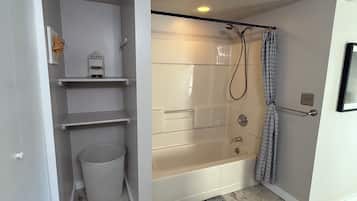 Serviettes fournies, savon, papier toilette
