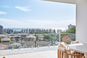 Outdoor dining - 12 Hill Avenue (Burleigh Heads)