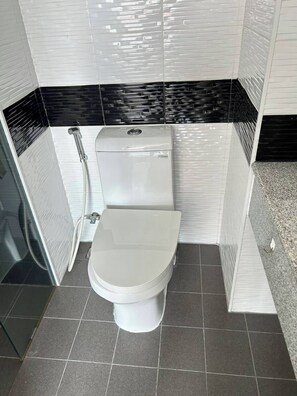 Studio, Stadtblick | Badezimmer | Kostenlose Toilettenartikel, Handtücher, Seife, Shampoo